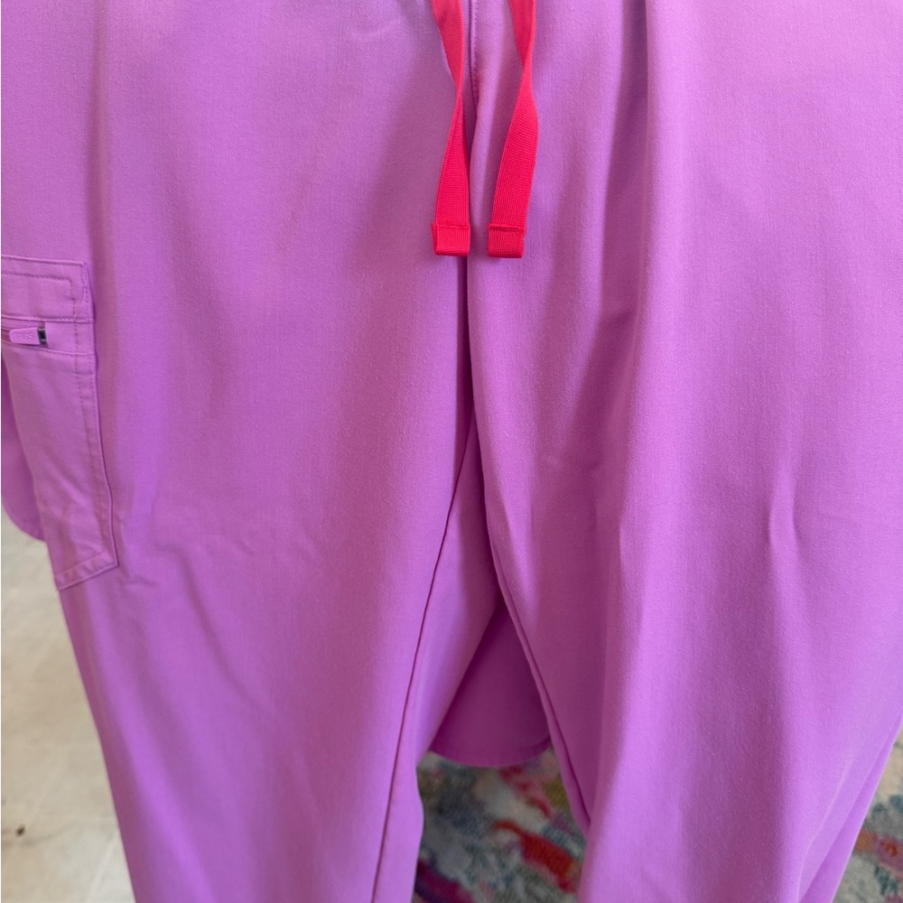 FIGS M oversized Top in Lavender Pink and M Joggers - Picture 2 of 4